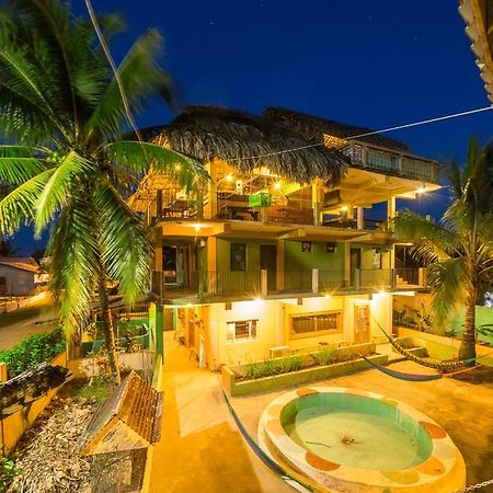 A Piece Of Ground Hostel Punta Gorda Exterior photo