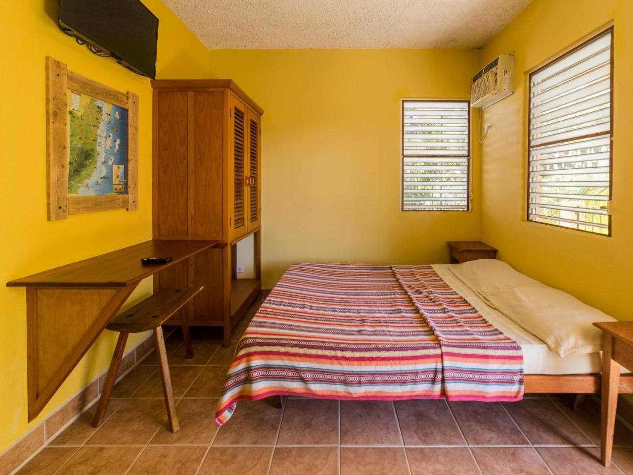 A Piece Of Ground Hostel Punta Gorda Exterior photo