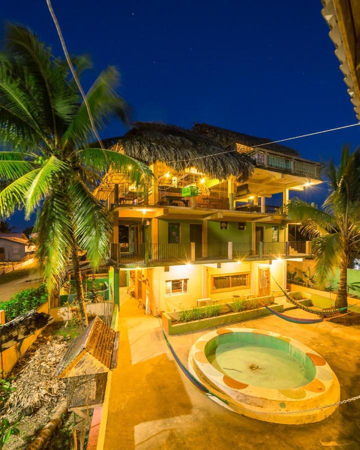 A Piece Of Ground Hostel Punta Gorda Exterior photo